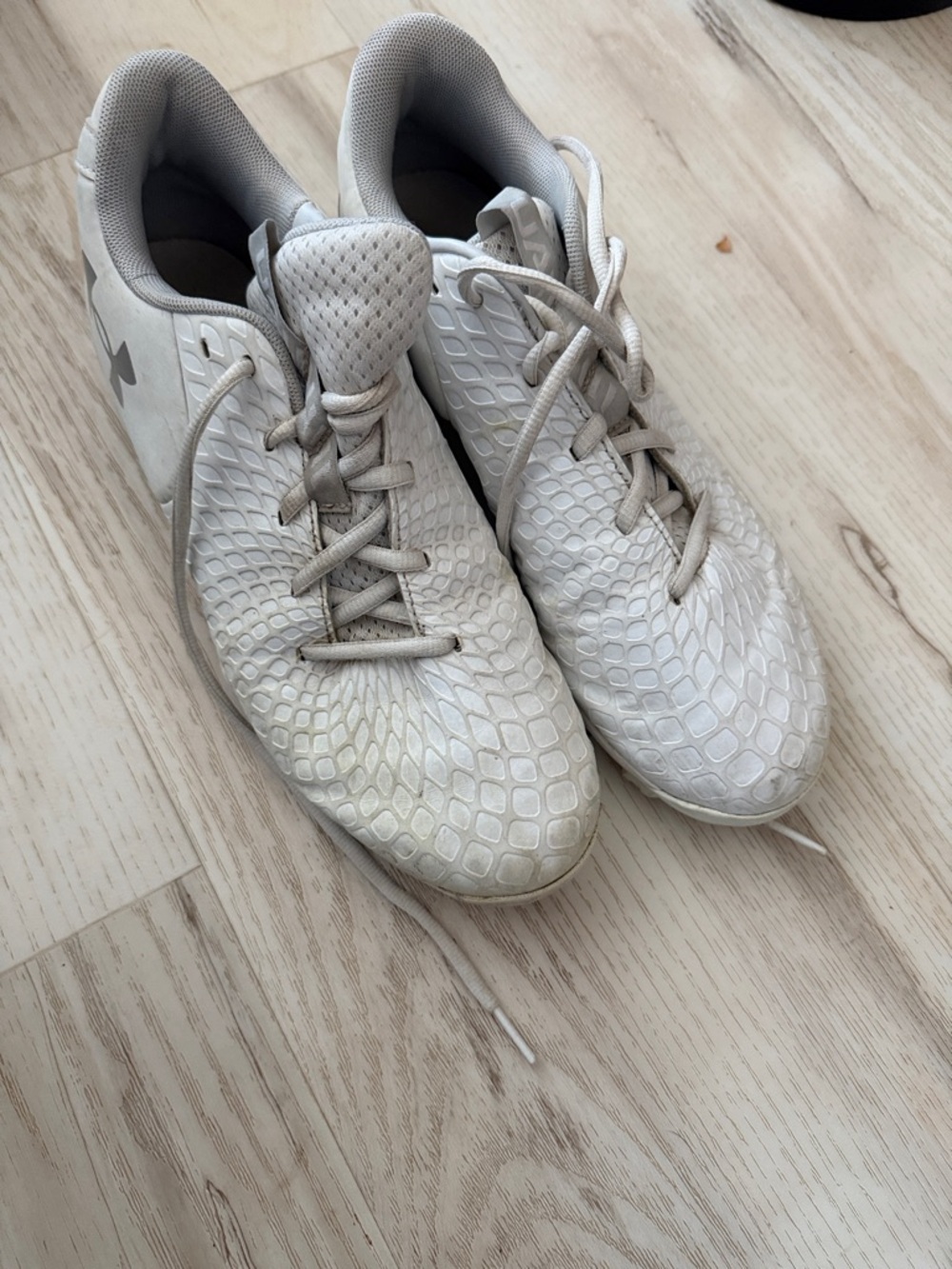 Under Armour Off-White Textured Softball Cleats